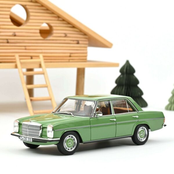 Norev 1:18  Mercedes-Benz 200/8 W115 1973 Groen